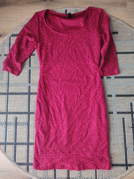 czerwona koronkowa sukienka