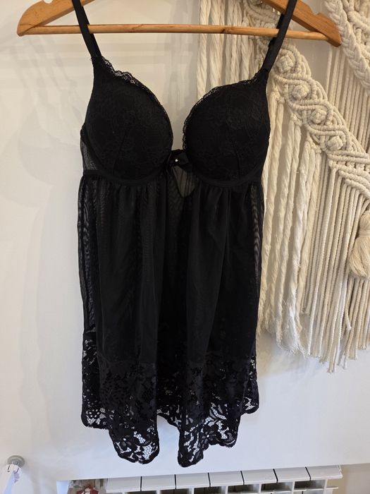 Czarna nocna halka H&M z koronkowymi detalami i usztywnianymi miseczkami