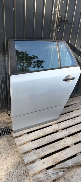 Drzwi lewy tył skoda fabia ii srebrne