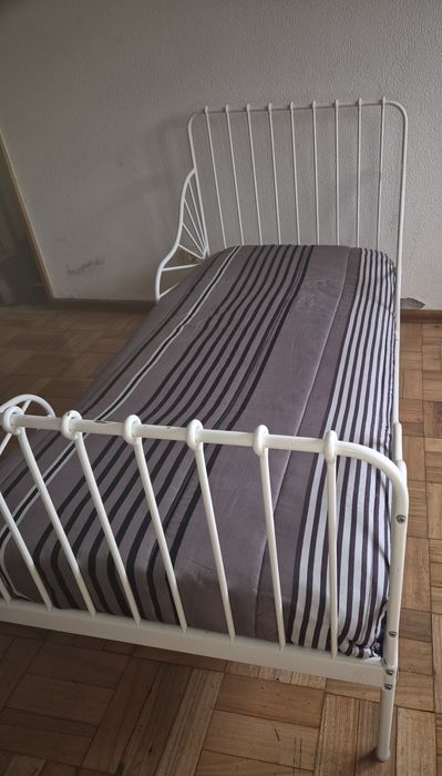 Cama de criança em ferro extensível