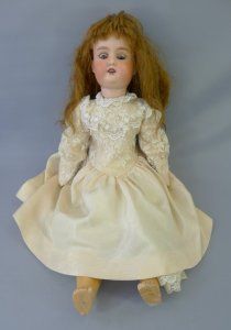 Boneca antiga, marcada