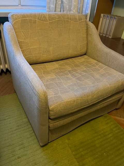 rozkładany fotel w kolorze beżowym