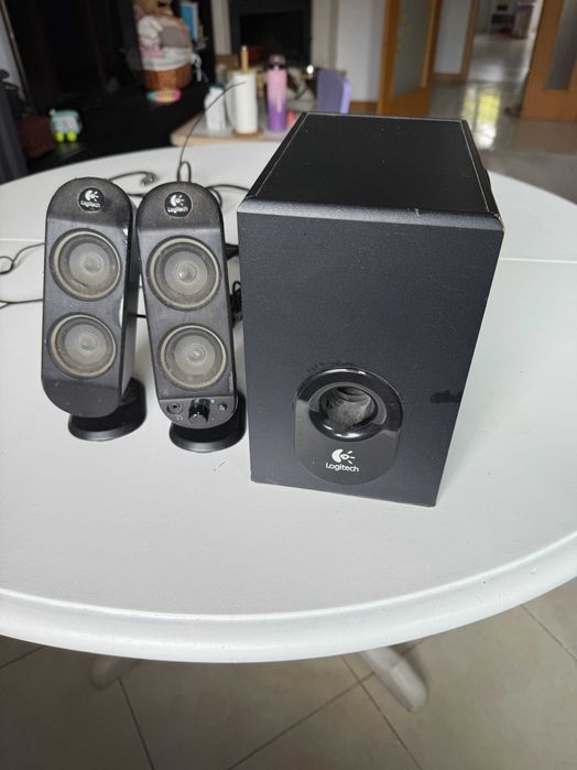 Logitech x-230 2.1 (2 satélites + 1 subwoofer)