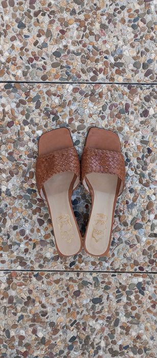 Chinela em pele cor camel entrançada