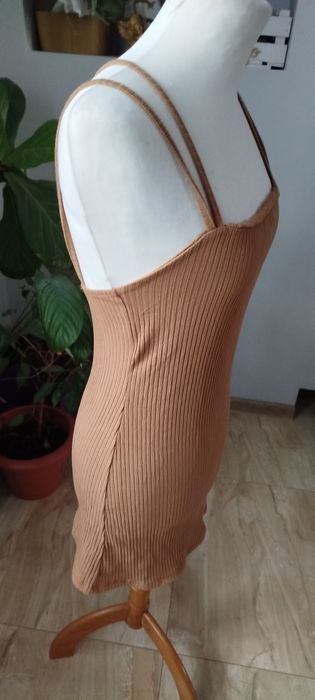 Prążkowana sukienka pull&bear m z rozcięciem