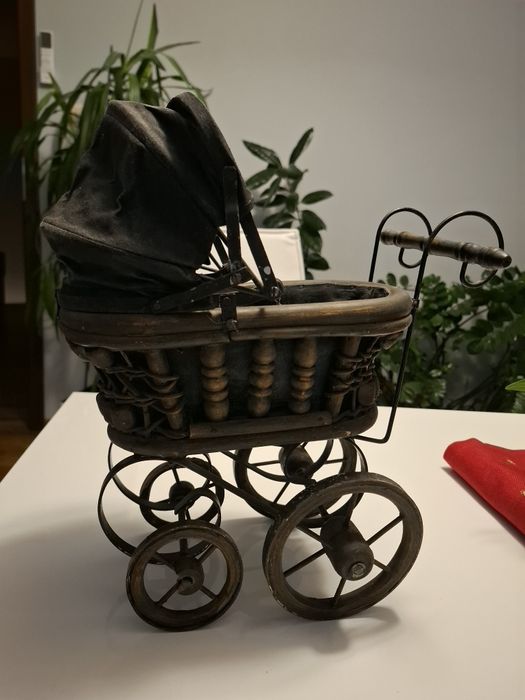 Stary zabytkowy wózek dla lalek