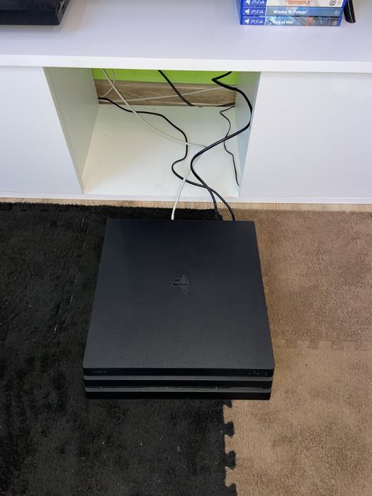 PlayStation 4 Pro 1TB + 2 pady + 3 gry