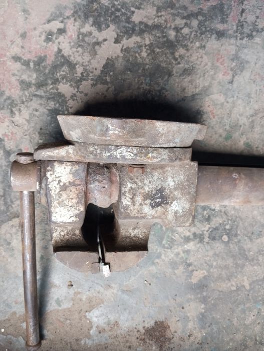 Тиски слесарные б/у