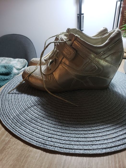 Buty na koturnie