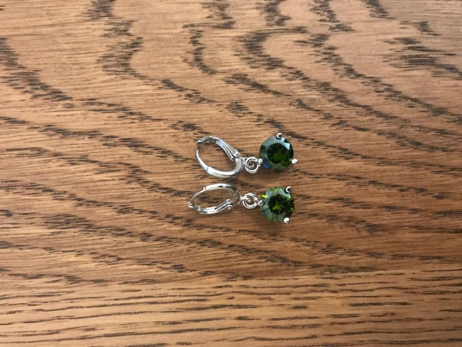 Argolas e fio com pendente (disponível em 4 cores diferentes)