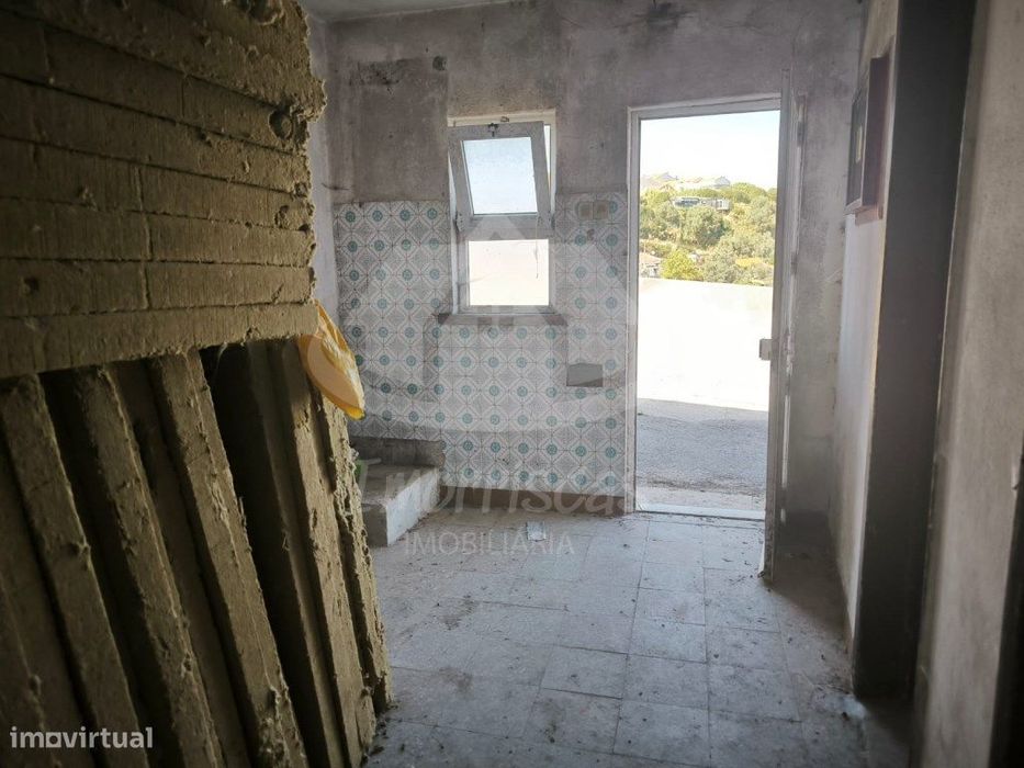Prédio de 2 pisos para remodelação no Bairro de São João em Camarate