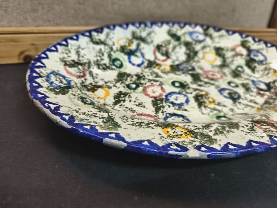 Travessa antiga, círculos coloridos