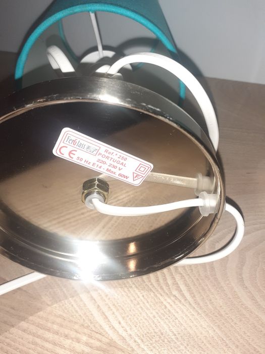 Conjunto de candeeiros com base prateada e abajures azuis