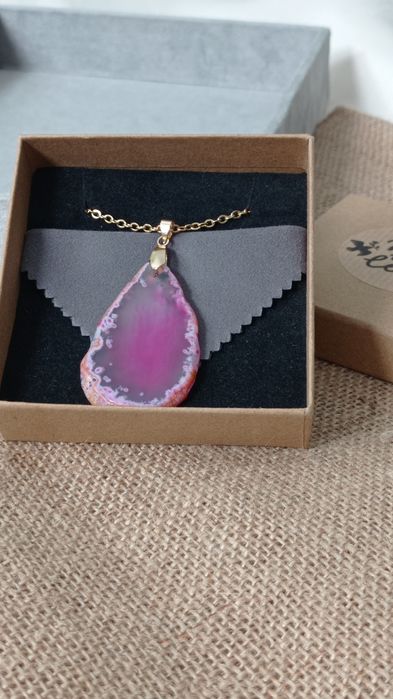 Wisiorek z naturalnym agatem w ciekawym kolorze