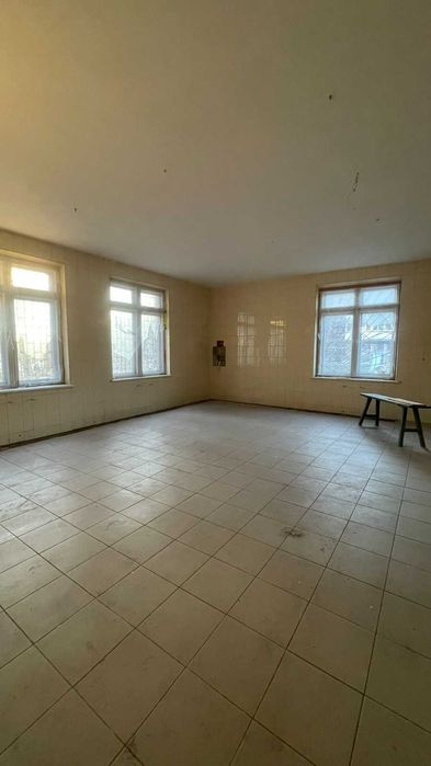 Офісне приміщення  площею 400 м² на  ділянці 30 соток в с. Плесецьке