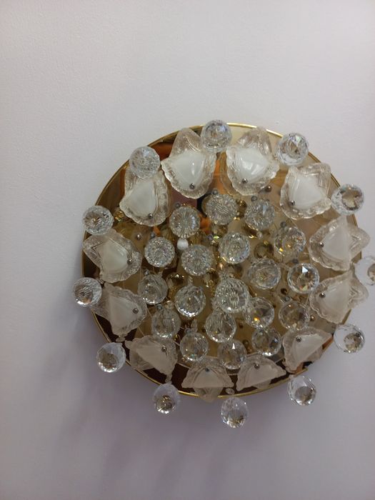 Продам люстру в стані нової