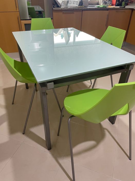 Mesa de cozinha extensível  em vidro branco e estrutura em aço