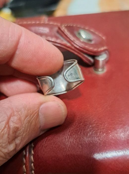 Aneis ajustáveis em prata contrastada.