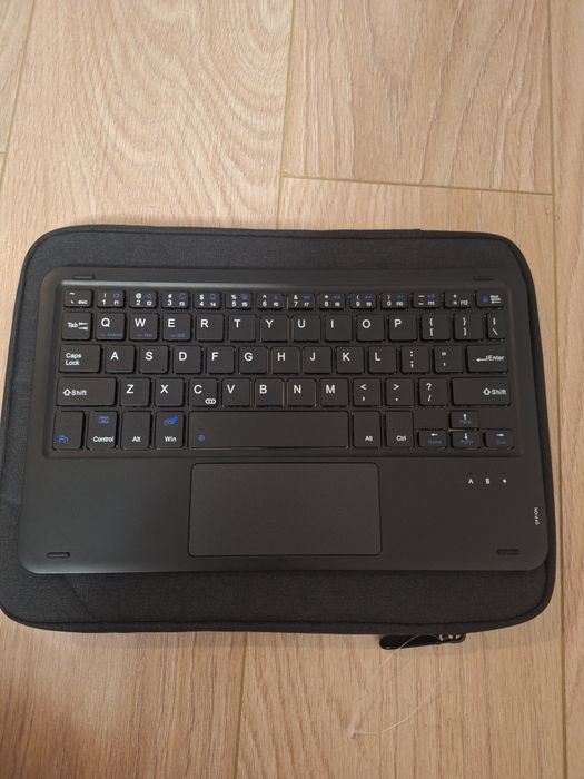 Klawiatura bezprzewodowa do tabletu z futerałem
