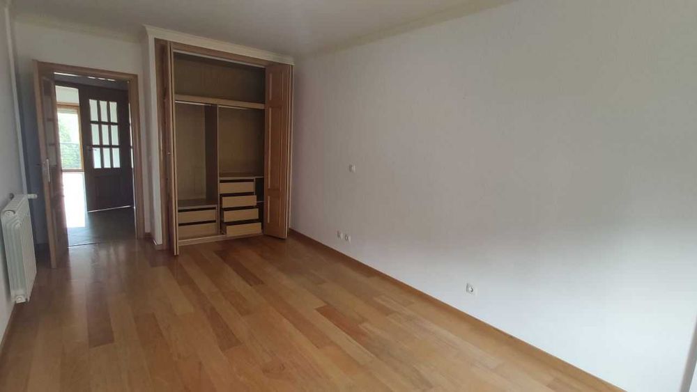 Apartamento T2 com arrumo e parqueamento.