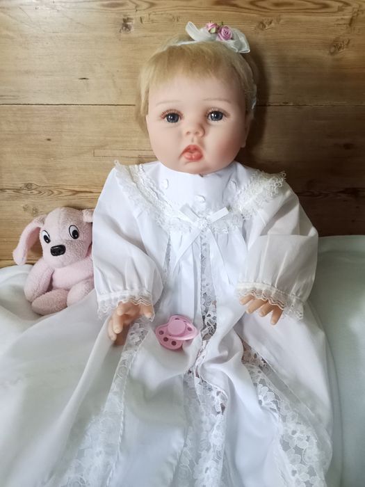 Boneca bebe reborn com vestido de batizado