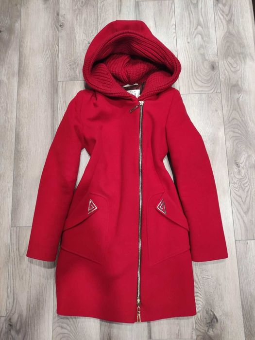 Пальто червоне з поясом