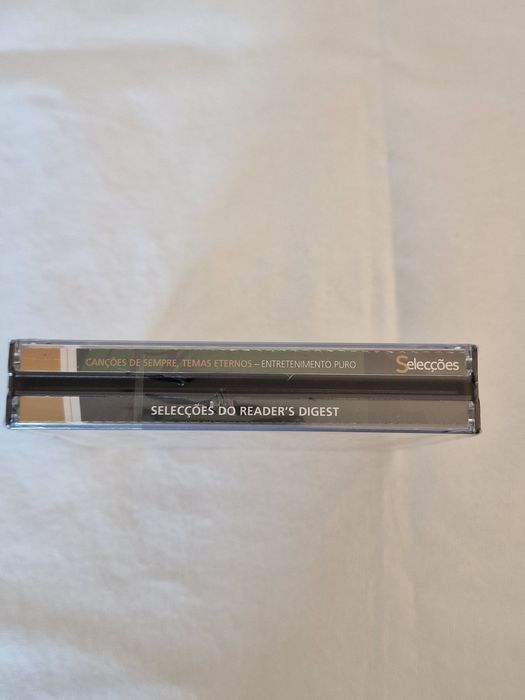 Caixa com 3 CDs de música Temas eternos. Novos