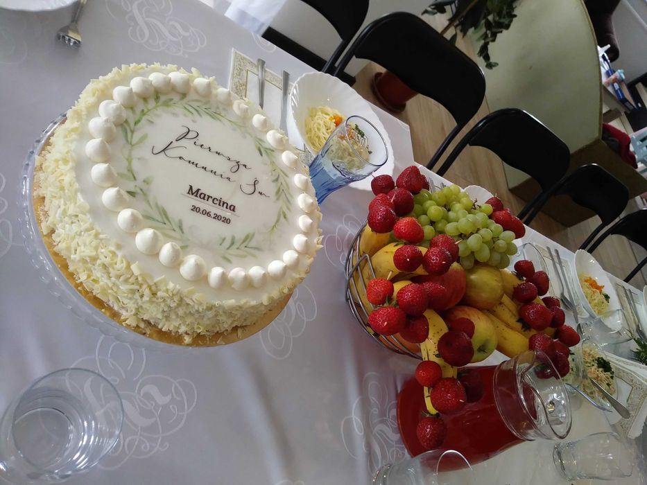 Zastawa stolowa wraz pysznym  jedzeniem