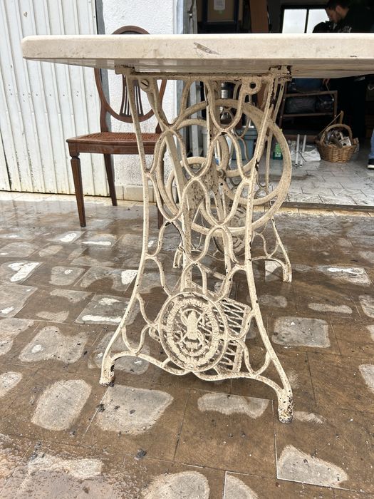 Mesa singer com tampo de mármore