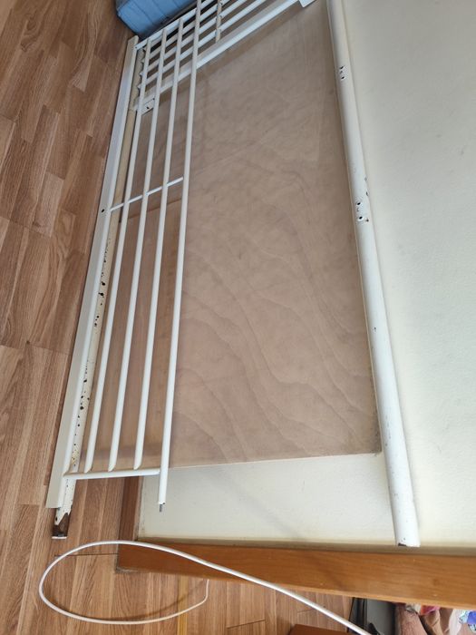 Cama elevada com secretária e prateleira para livros e computadores