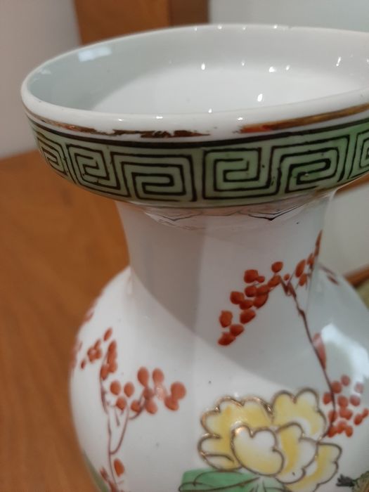 Jarrao em Porcelana com motivos orientais
Pintado com relevo
Medidas aprox: Altura 30.7 cm x largura 14 cm 
Friso com desgaste