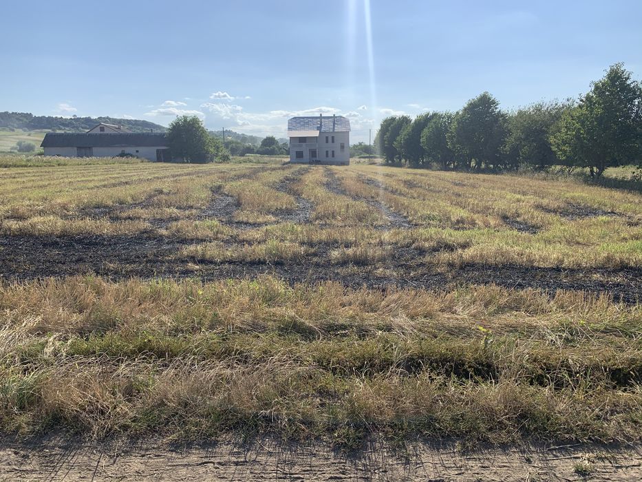 Капітальний будинок біля траси Київ-Чоп (с. Ясенів) під житло і бізнес