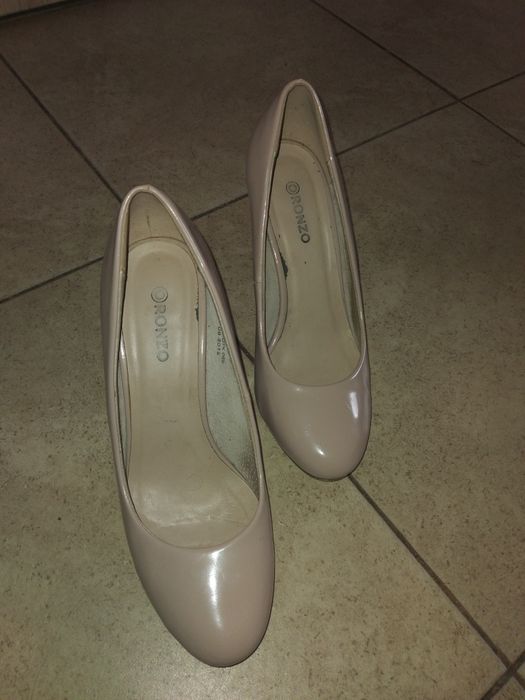 Бежеві жіночі туфлі.