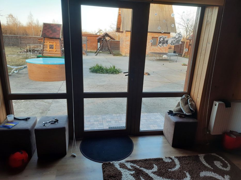 Будинок з великою територією басейном альтанкою