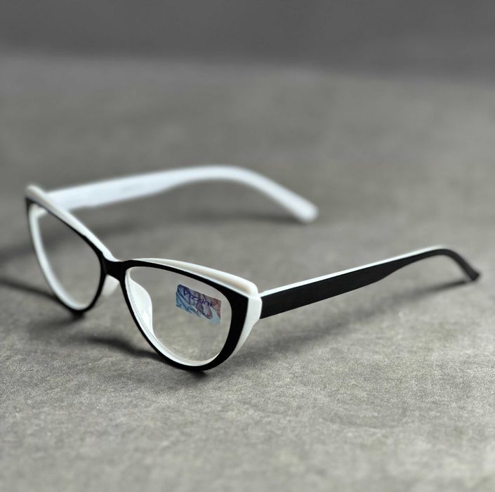 Жіночі окуляри з білою пластиковою оправою для зору ± – код 550 С1