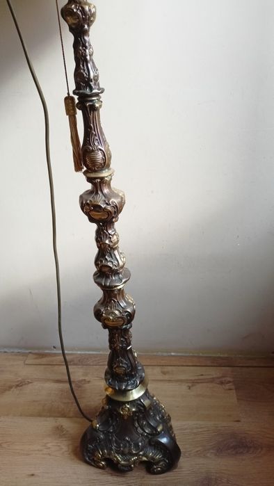 Stara lampa podłogowa z mosiądzu.
