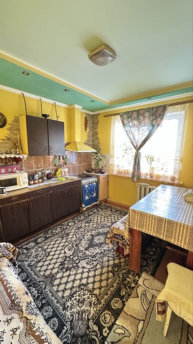 Добротний теплий будинок для життя біля лісу та річки