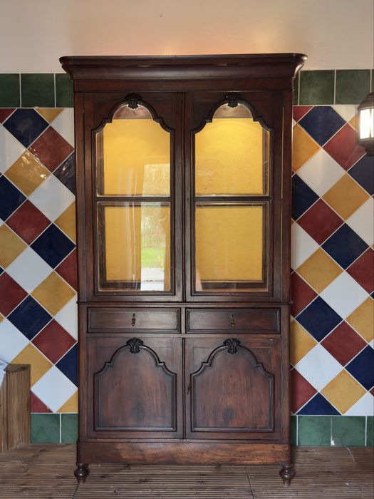 Antigo louceiro em madeira