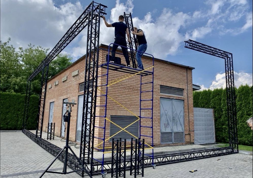 Оренда банера,банерна конструкція,оренда подіуму,сцена з банером,ферми