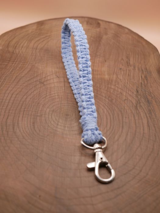 Makramowy brelok do kluczy, do torebki niebieski rękodzieło handmade