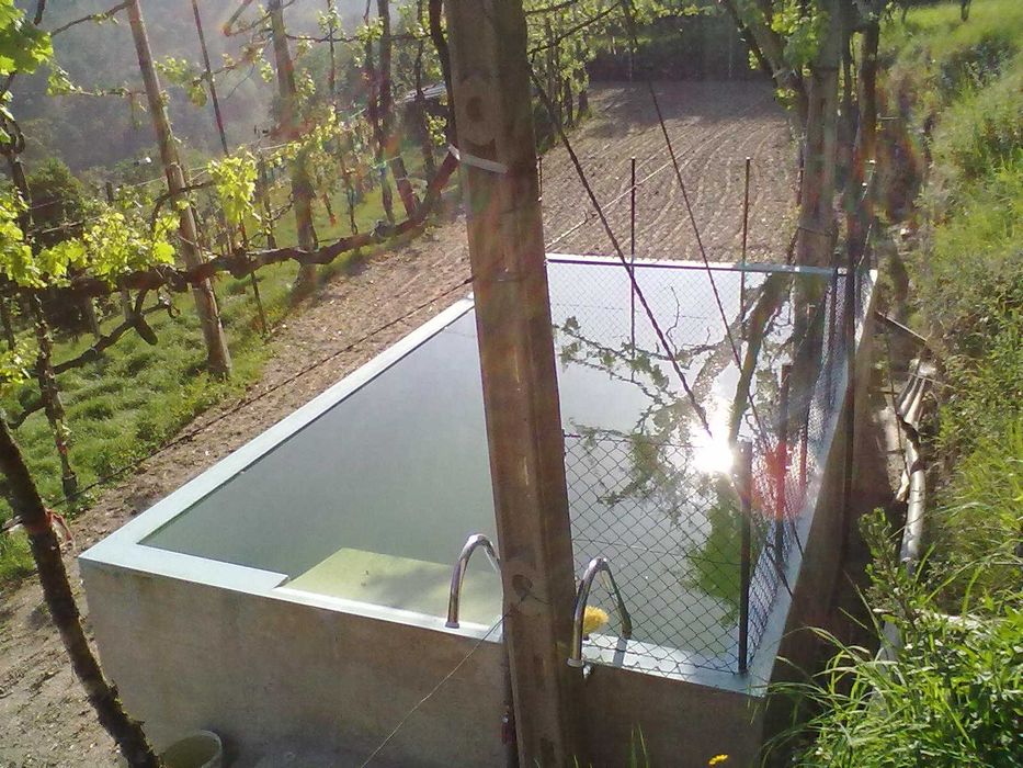 Casa, campos, tanque e anexo