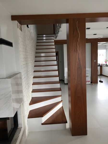 Schody dębowe na beton z białym podstopniem Producent Wycena Gratis !