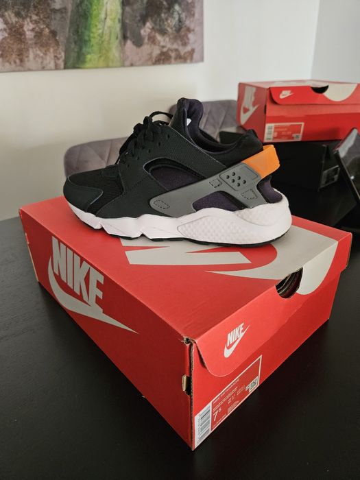 Nike Hurache preto e laranja