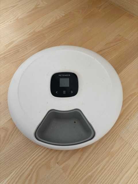 Dozownik karmy automatyczny PETONEER Nutrispin - dla kotów lub psów