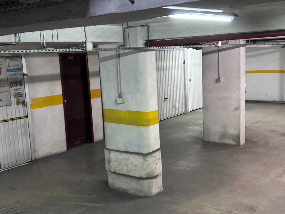 Garagem Box em Fitares