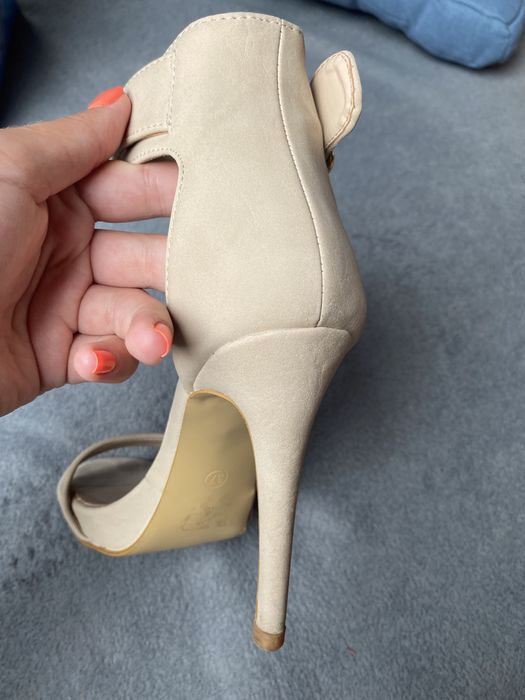 Sandałki na obcasie