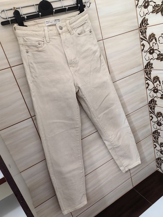 Kremowe mom jeans jeansy Stradivarius 34