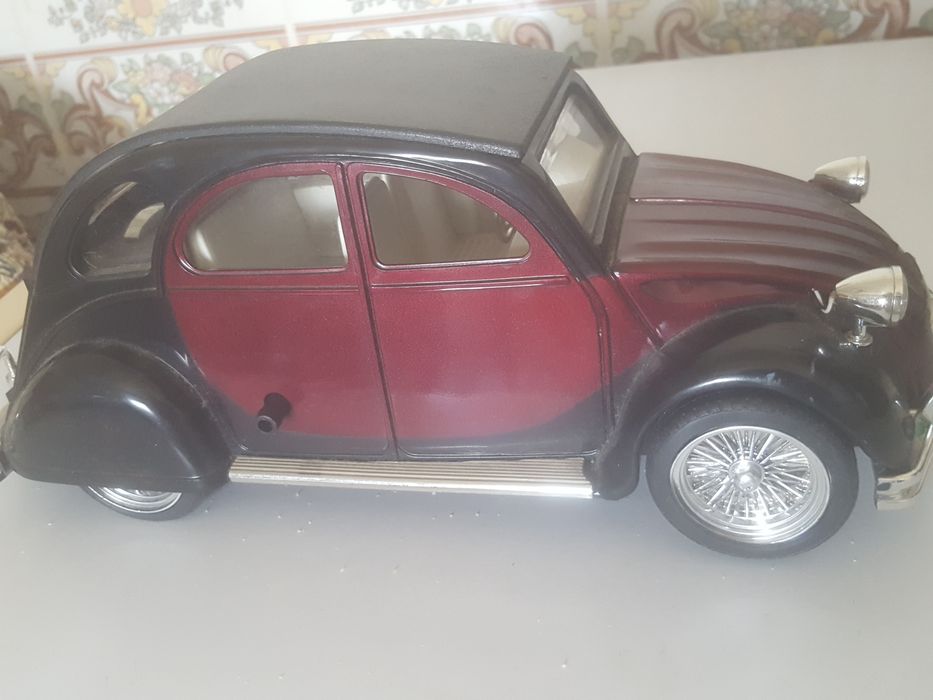 Carro  estilo  antigo  miniatura  e com relógio