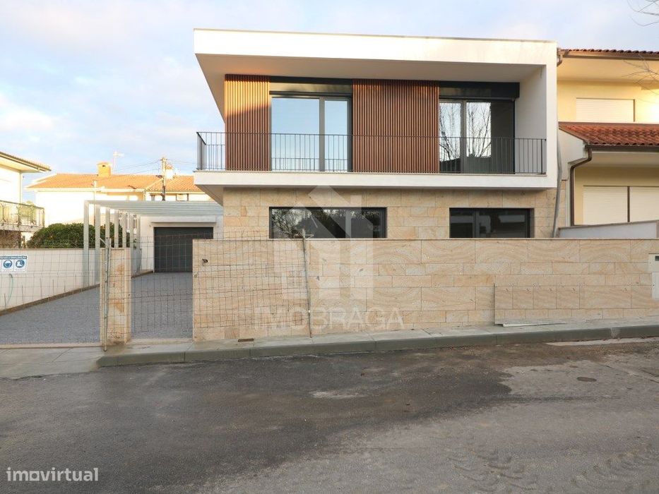 Venda de Moradia Geminada T4 Nova em Palmeira, Braga