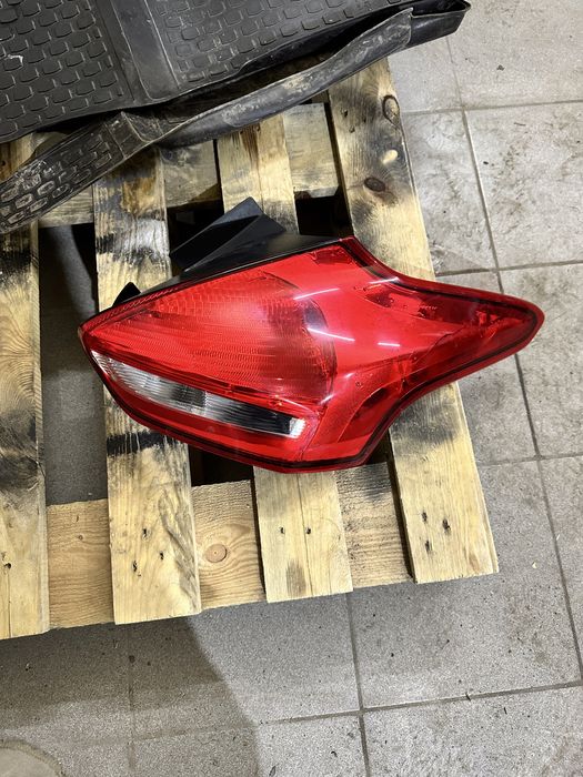 Продам оригинальный задний правый фонарь форд фокус 3